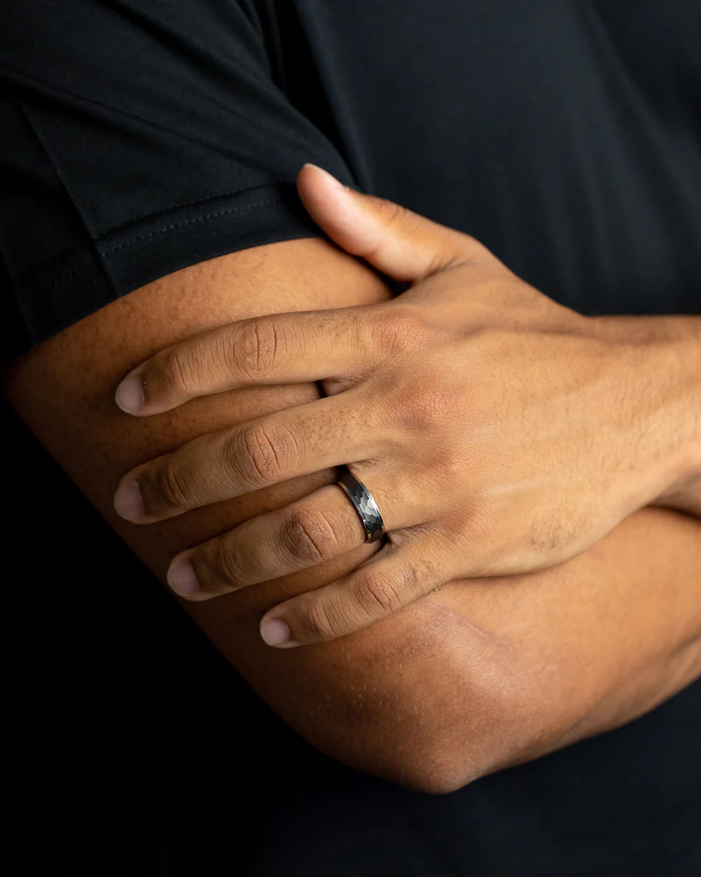 6mm Titanium ring with silver & black finish - Image 3