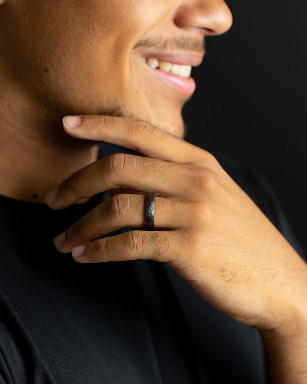 5mm Titanium ring with faceted black finish - Image 4